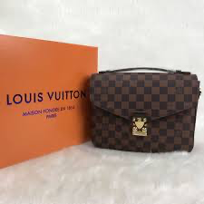 Louis Vuitton Pochette Métis handbag in the Damier Ebene canvas.